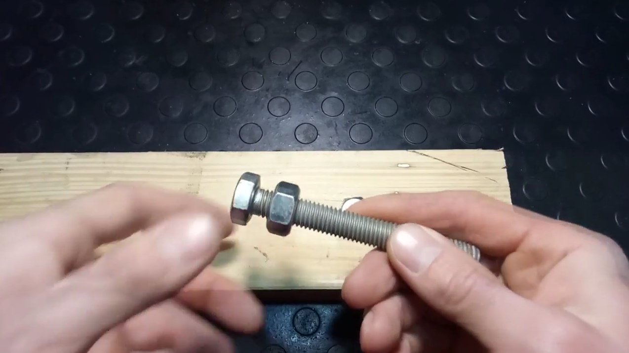 Écrou sans clé - majuscule