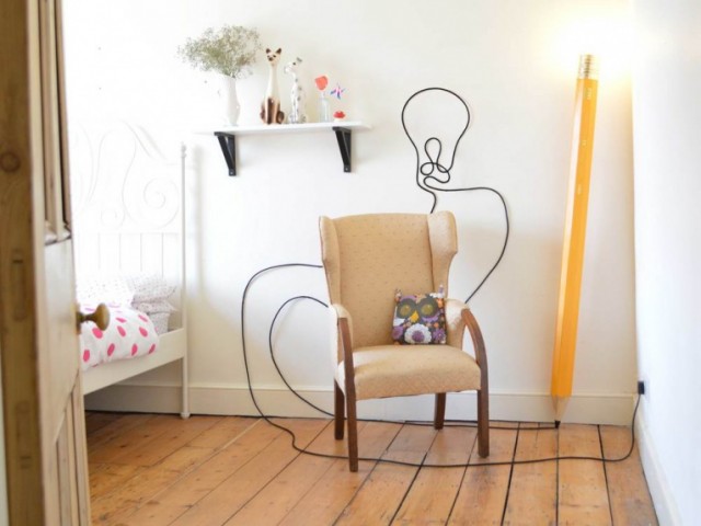 lampadaire en forme de crayon