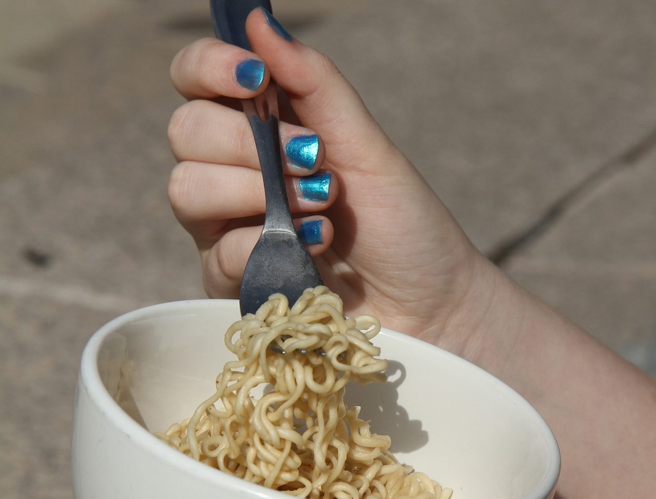 Fourchette dans la main droite