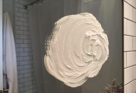 verre brumeux dans la salle de bain