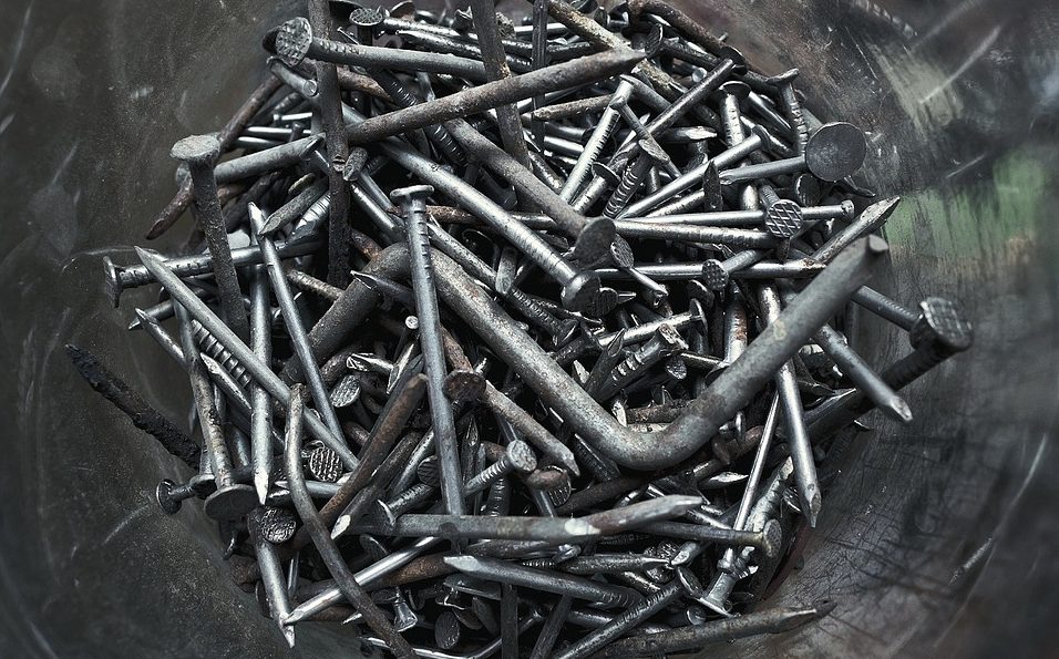 Des clous dans un pot