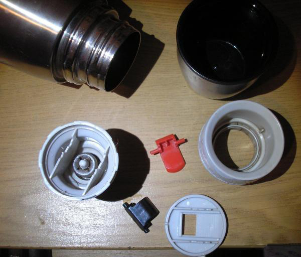 démontage d'un couvercle thermos avec deux valves