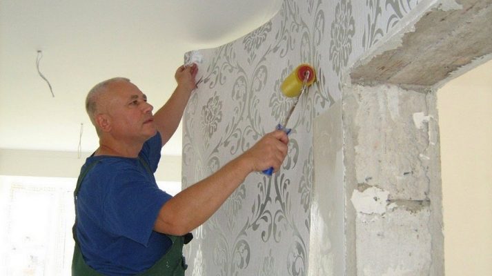 Ce qui vient en premier : coller du papier peint ou installer un plafond suspendu