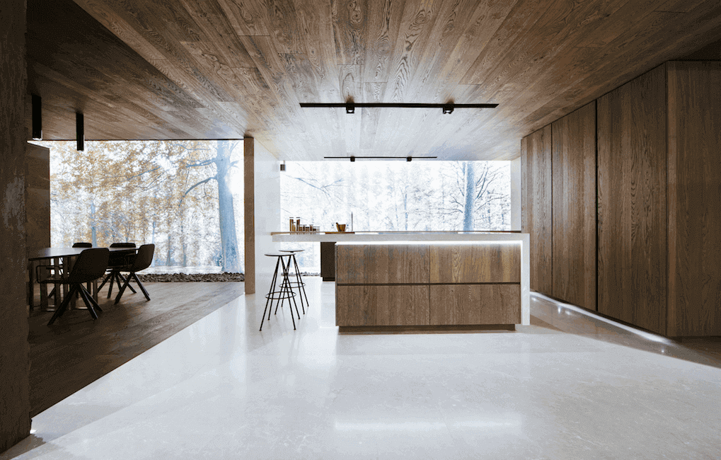 finir le plafond dans une maison en bois