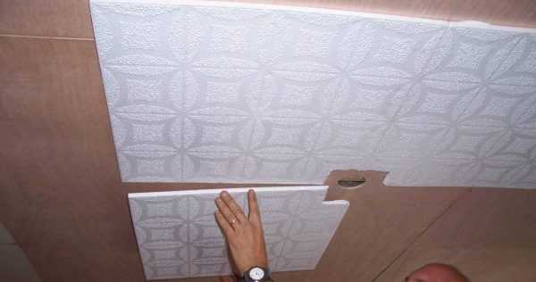 dalles en mousse de polystyrène pour le plafond d'un balcon ou d'une loggia