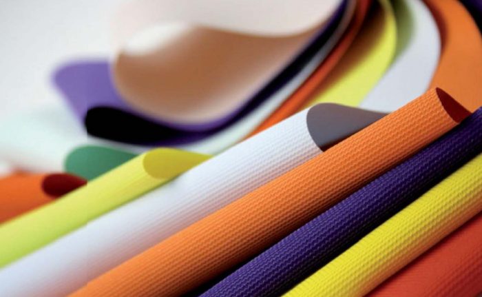 variété de couleurs et de textures de plafonds suspendus