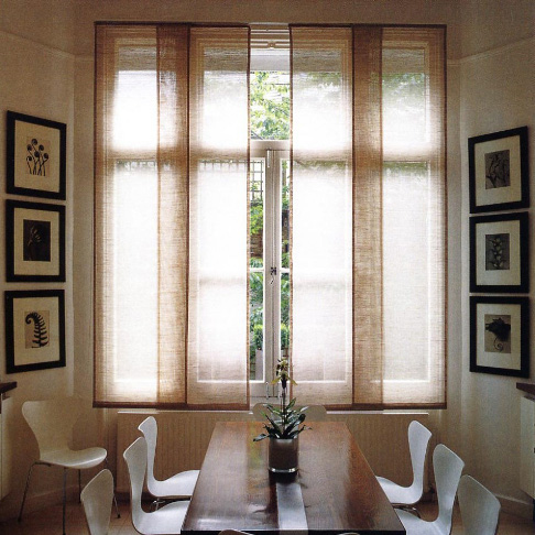 Panneaux japonais dans la cuisine dans un style minimaliste