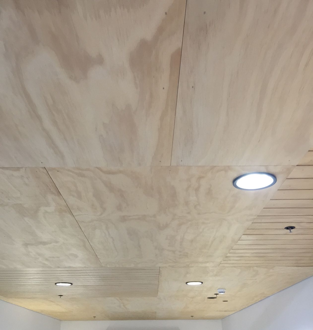 plafond en panneaux de particules sur un balcon ou une loggia