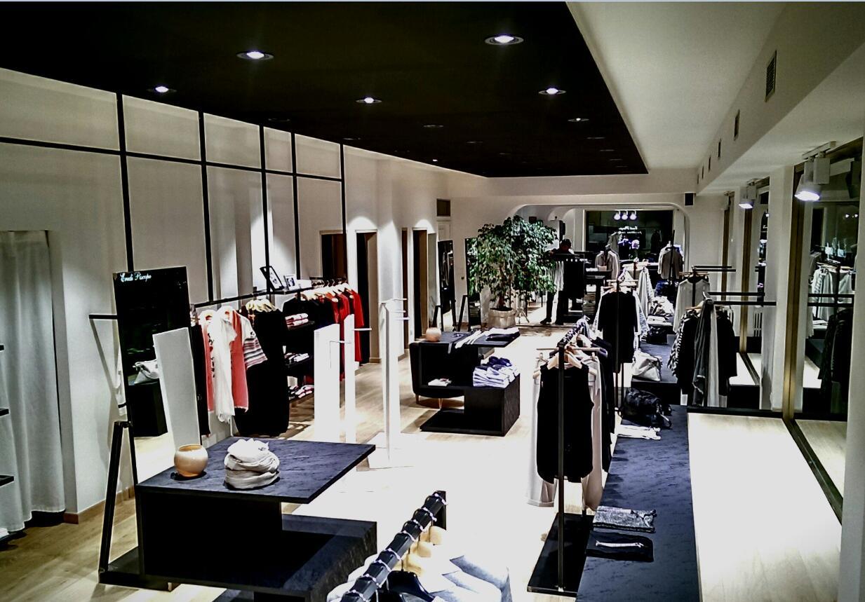 plafond noir dans un magasin