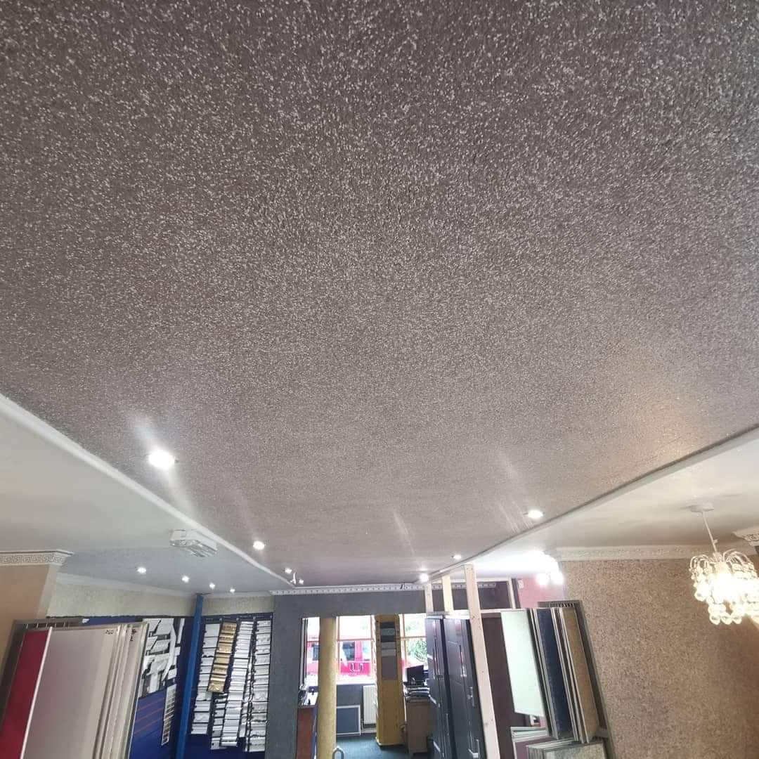 papier peint liquide pour finir le plafond d'une maison en bois