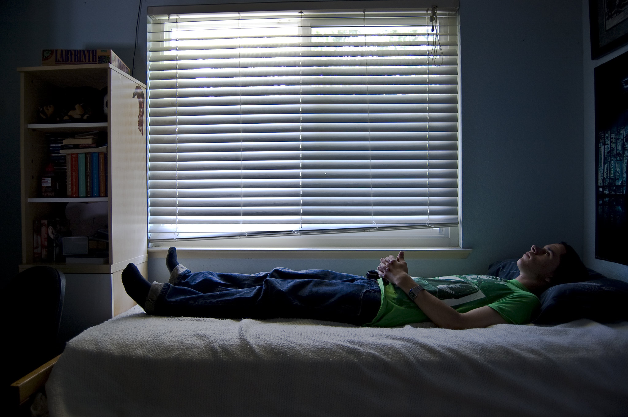 Un type triste allongé sur le lit