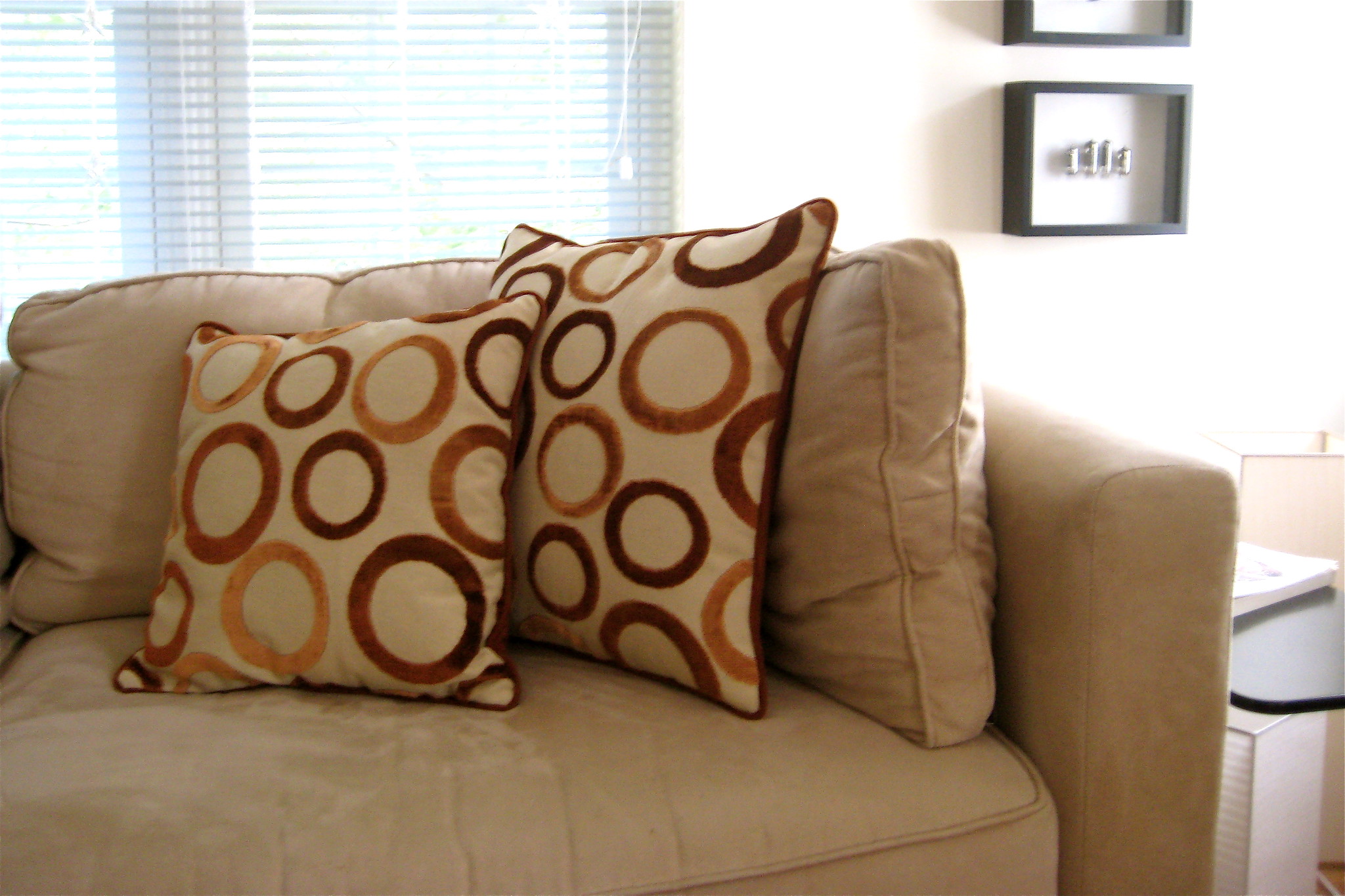 Les oreillers reposent sur le canapé