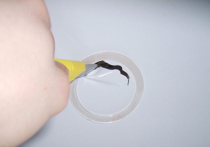 sceller le trou dans le plafond suspendu