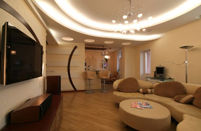 plafonds en plaques de plâtre dans le salon