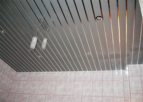 plafond à lattes dans l'appartement