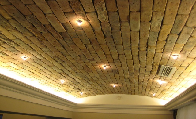 plafond en brique décoratif