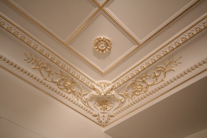 plafond en plaques de plâtre dans une maison privée