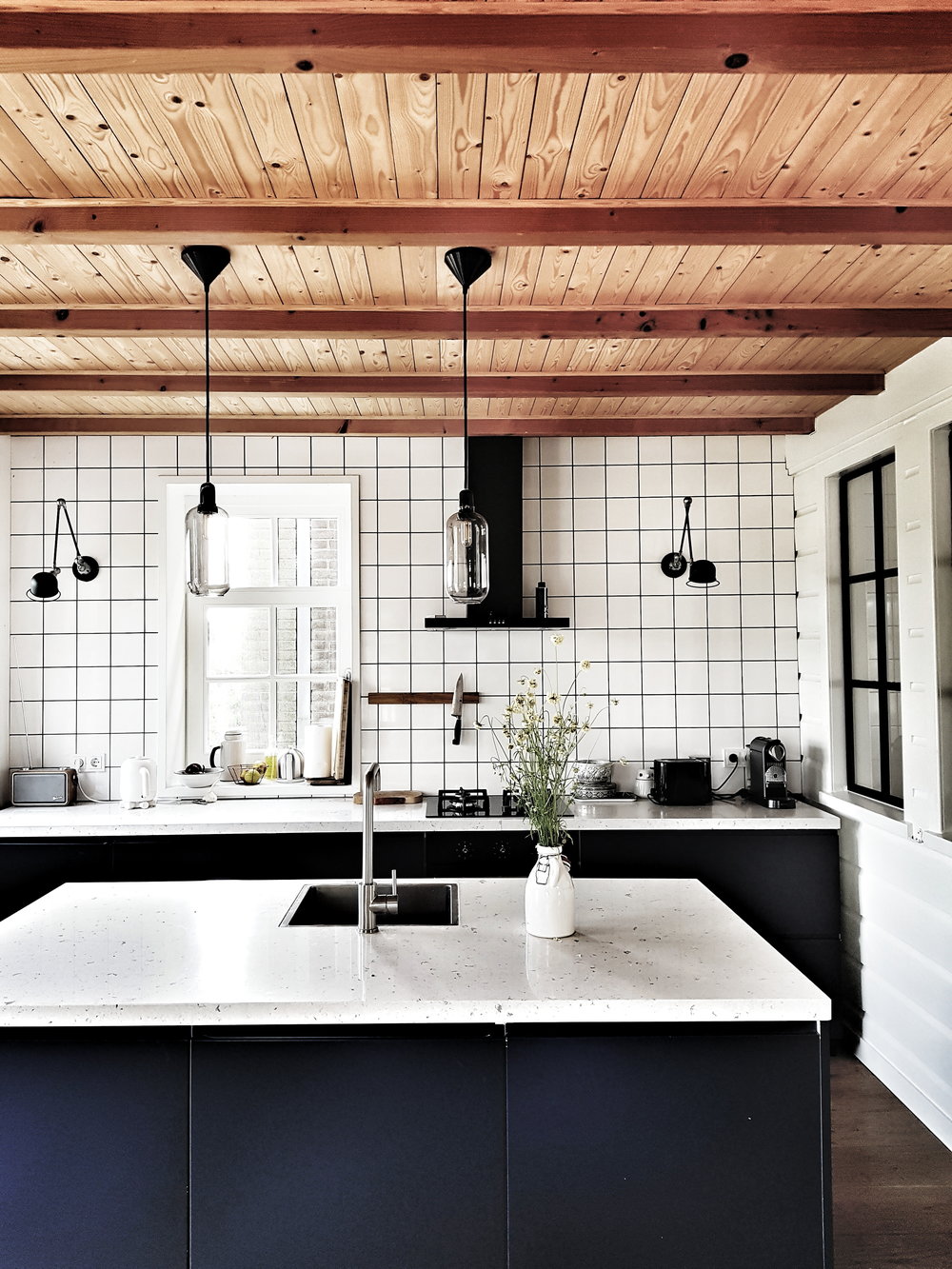 plafond à clin dans une cuisine de style scandinave