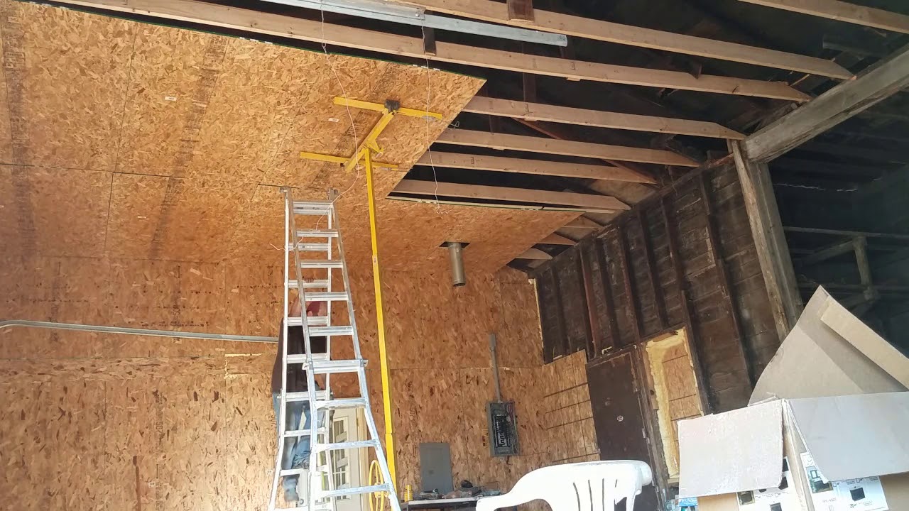 recouvrir le plafond du garage avec des panneaux OSB
