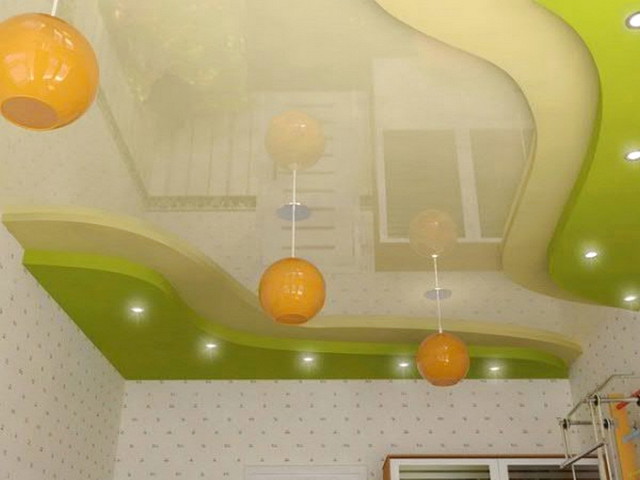 finition du plafond avec plaques de plâtre et tissu extensible