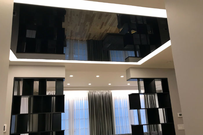 plafond tendu noir à l'intérieur