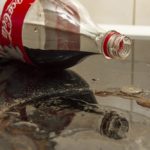 Coca-Cola sur une cuisinière sale