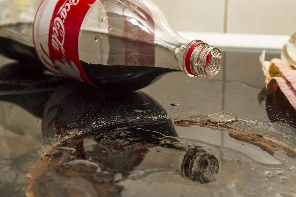 Coca-Cola sur une cuisinière sale