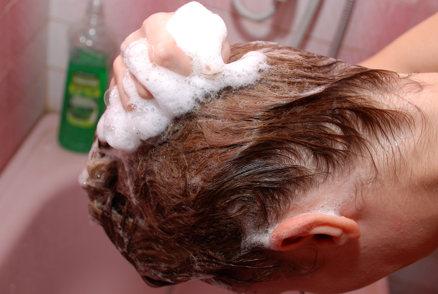 La fille se lave les cheveux