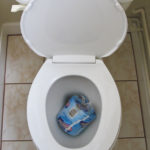 Rouleau de papier toilette dans les toilettes