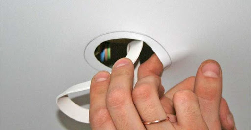 faire un trou dans le plafond suspendu