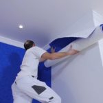 poser du papier peint avec un plafond suspendu installé