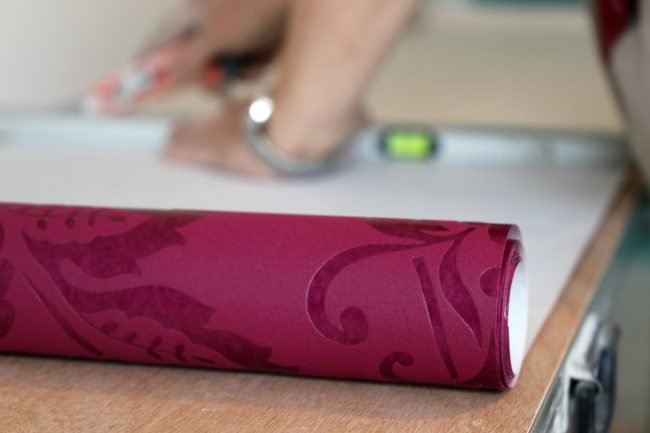 découper du papier peint pour des autocollants de plafond