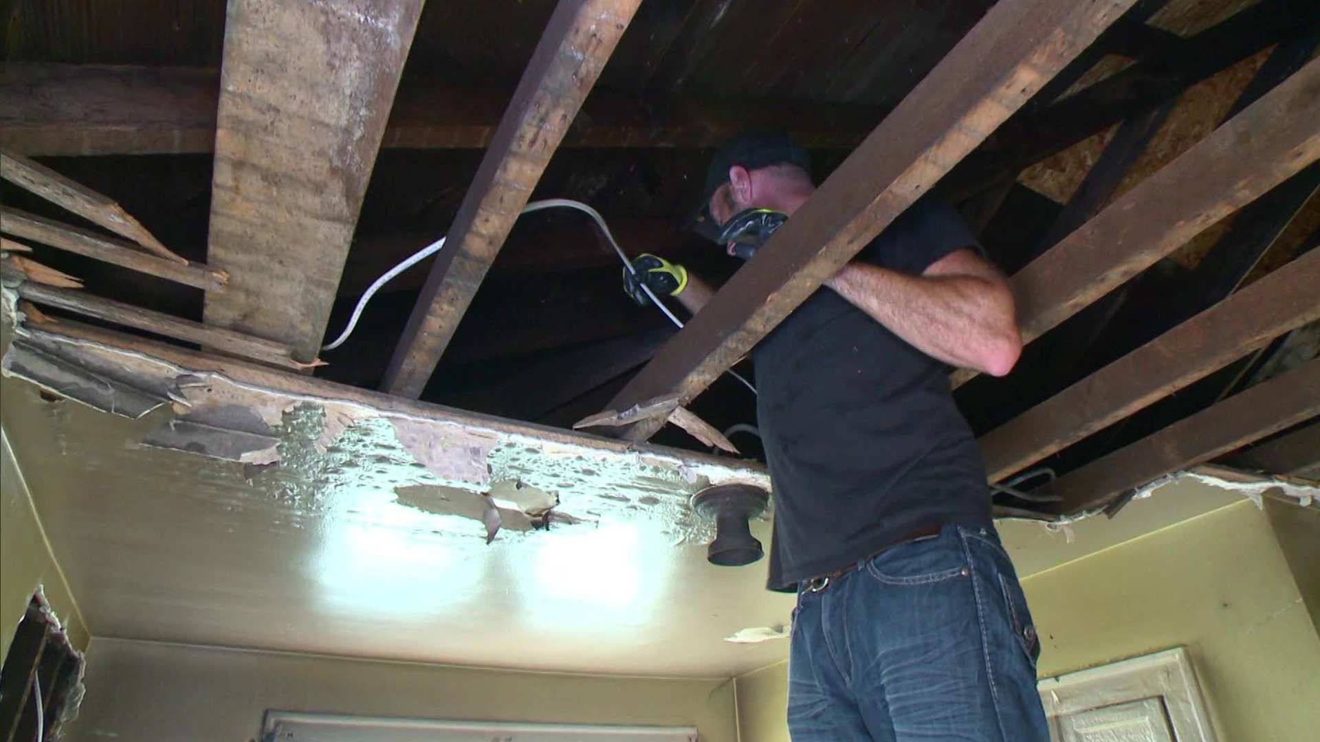 pose de câblage au plafond