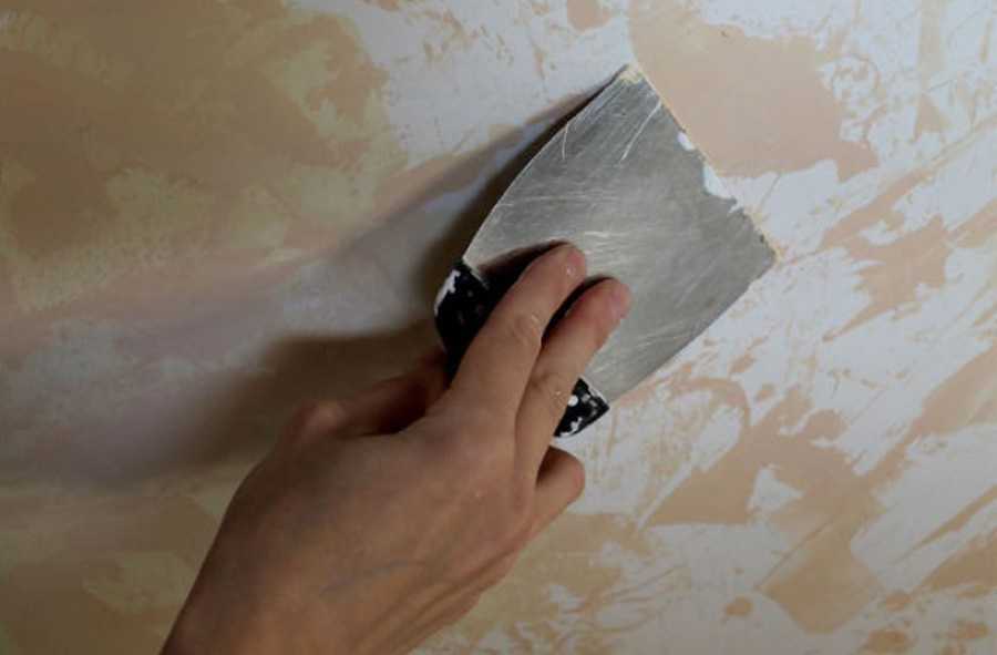 Préparation du plafond pour le blanchiment à la chaux.