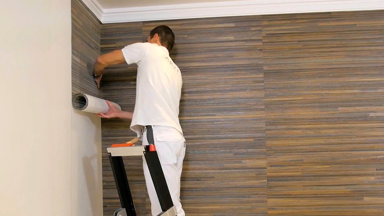 poser du papier peint avec un plafond suspendu installé