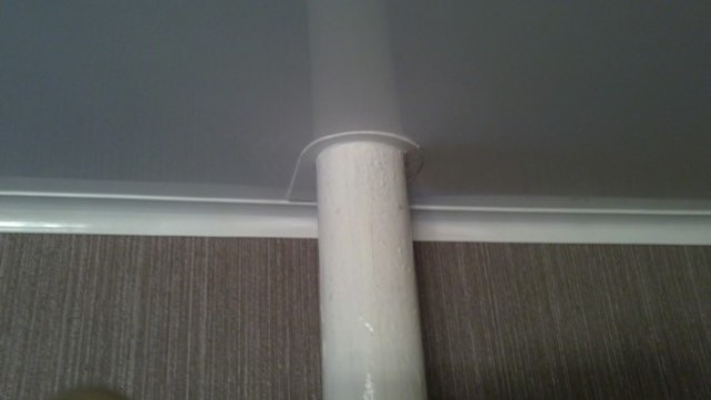 trou dans le plafond suspendu pour tuyau