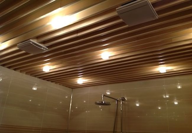 pose de plafond à lattes en aluminium