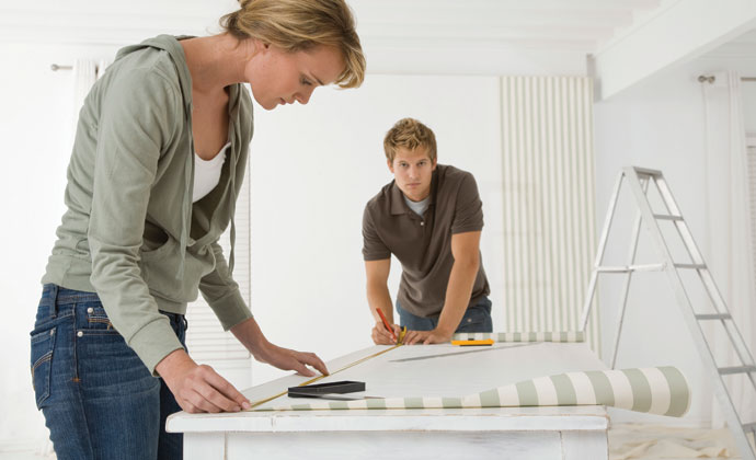 couper le papier peint avant de le coller