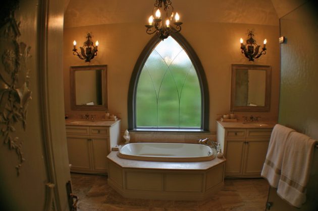 Fenêtre dans la salle de bain.