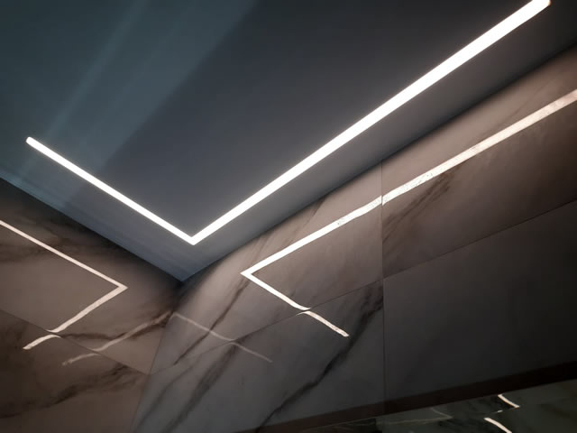 lignes lumineuses sur un plafond suspendu