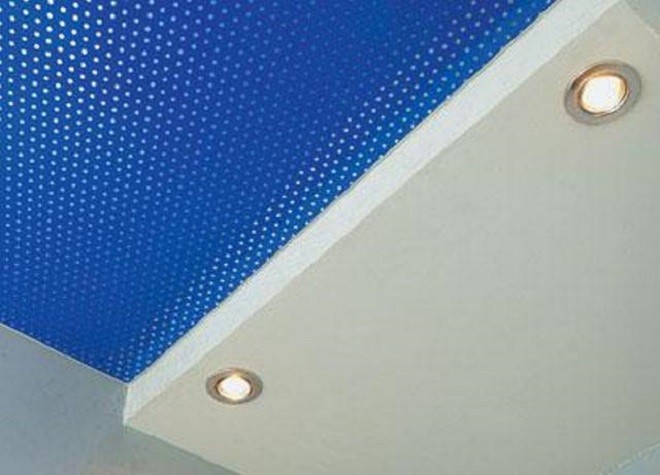 Plafond perforé.