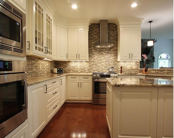 Plancher de bois dans la cuisine.