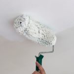 Blanchir le plafond de l'appartement à la chaux.