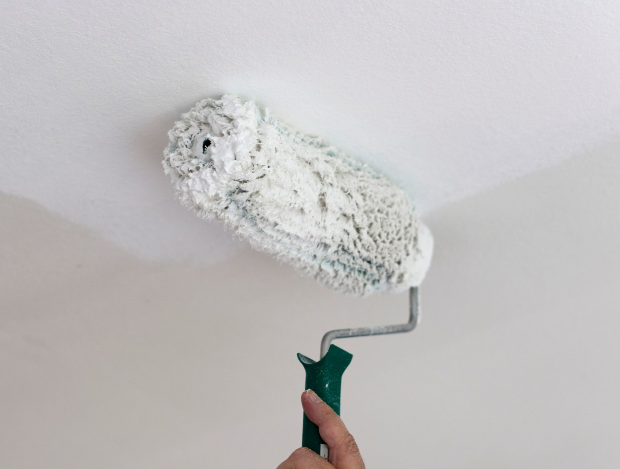 Blanchir le plafond de l'appartement à la chaux.