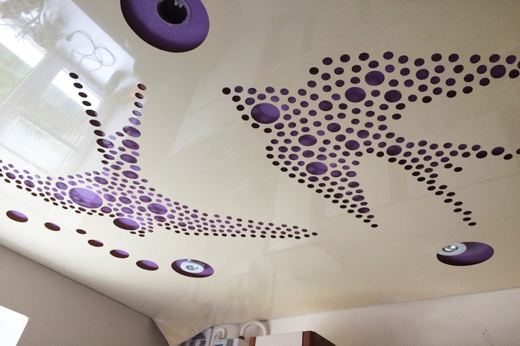 Plafond tendu artistique.