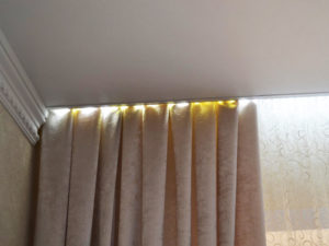 Niche pour corniche avec éclairage.