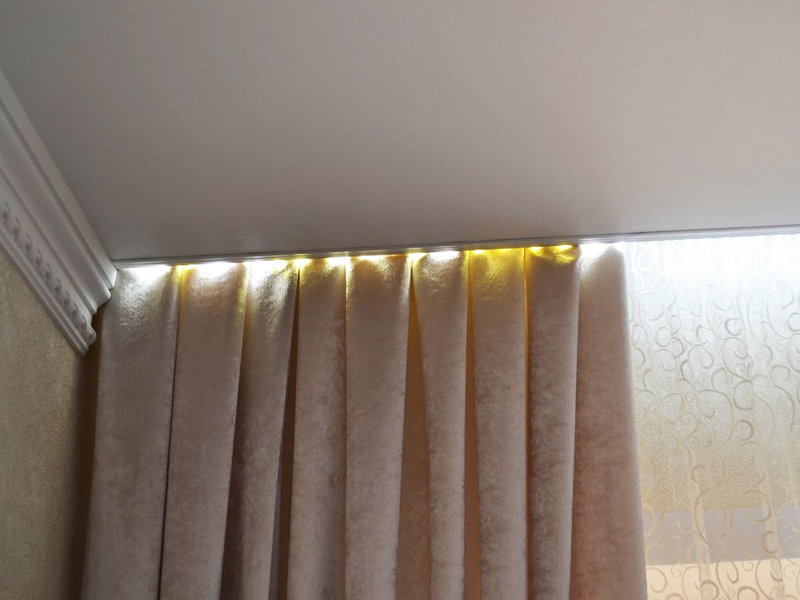 Niche pour corniche avec éclairage.