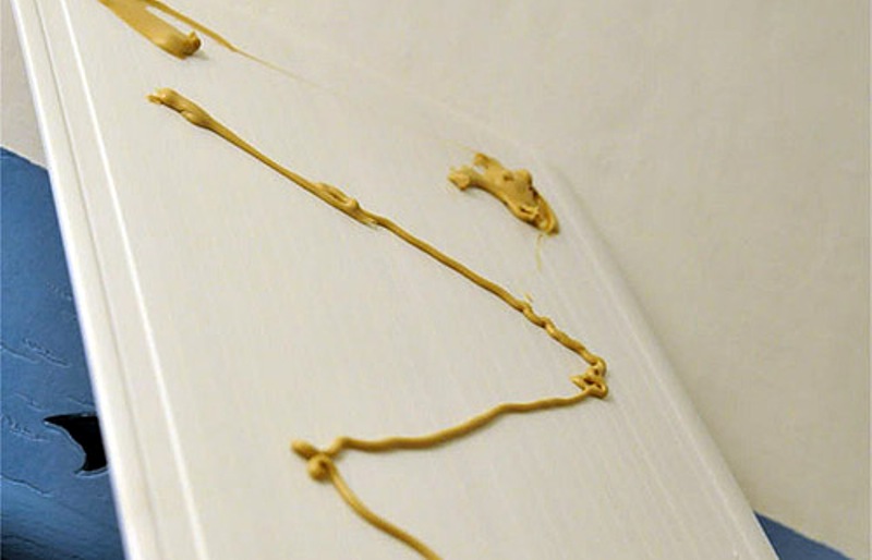 Application de colle sur le panneau.