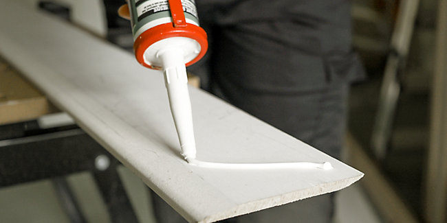 sélection de colle pour plinthes au plafond