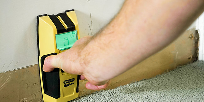 outils pour fixer les plinthes